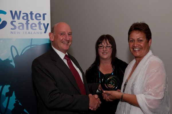 Water Safety NZ Chairperson Alan Warner presents the award to Virginia Munro and Lil Hancock of the AC Baths.